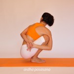 Η στάση της μισής θηλιάς  /  Half noose pose
