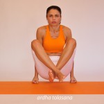 Η στάση της μισής ζυγαριάς – πλάστιγγας  /  A pair of scales pose (half)